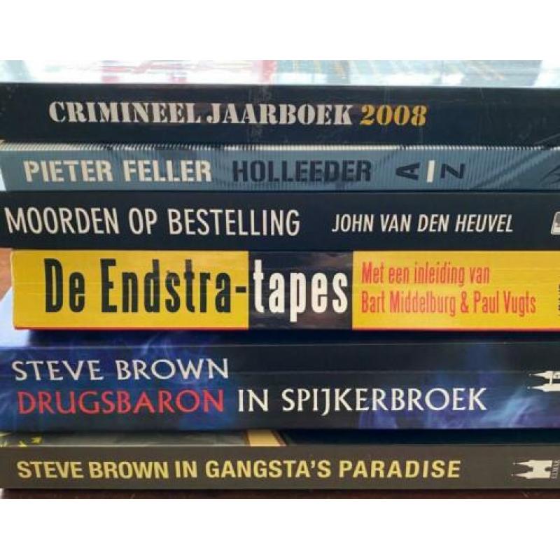 18 misdaad boeken en 3 voetbal boeken