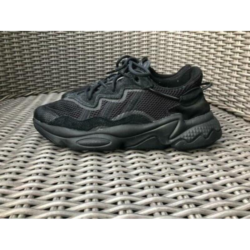 Adidas ozweego maat 38 zwart.