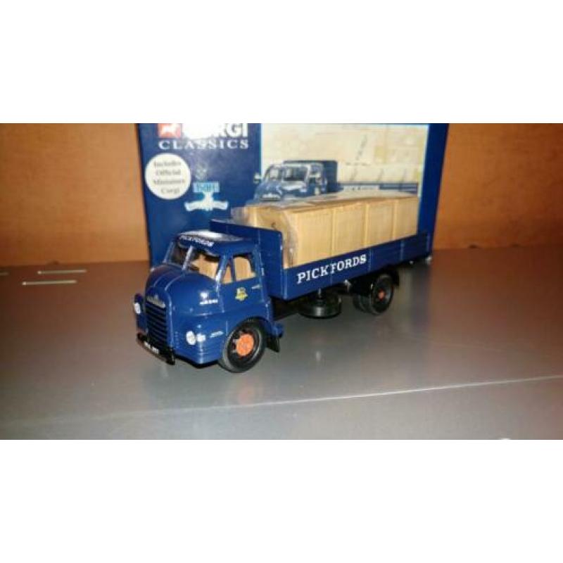 Corgi 20501 Pickfords Bedford S Dropside Lorry