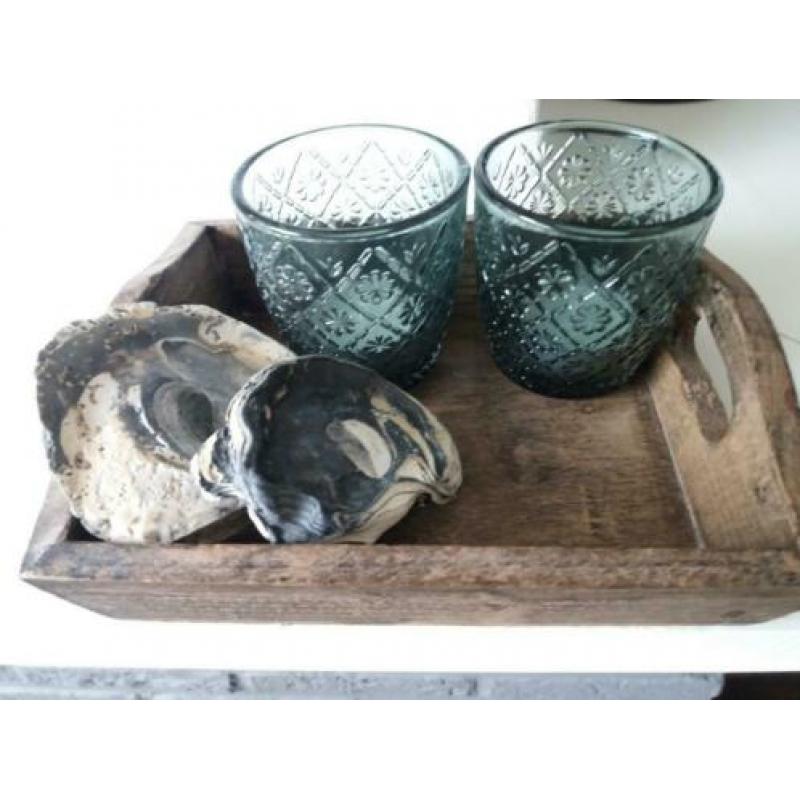 Woon decoratie, tray met windlichtjes en schelpen.