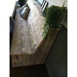 Stoere Bank hout,schuine rugleuning&bovenrand eettafel tip