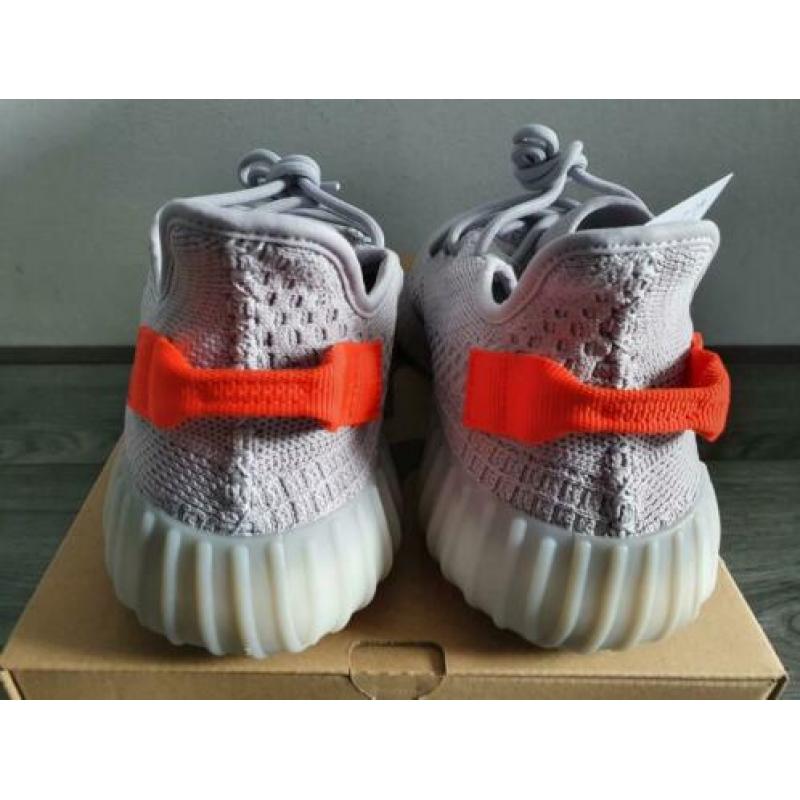 Yeezy v2 350 tail light - eu 45 1/3