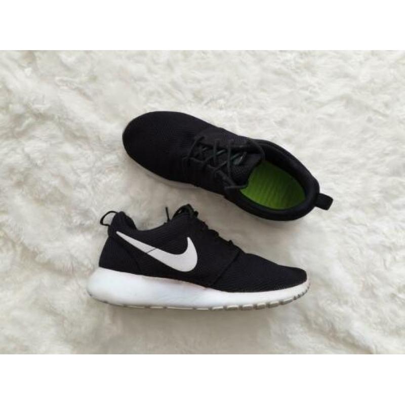 Wit/ zwarte Rosche Run sneakers van Nike maat 36.5