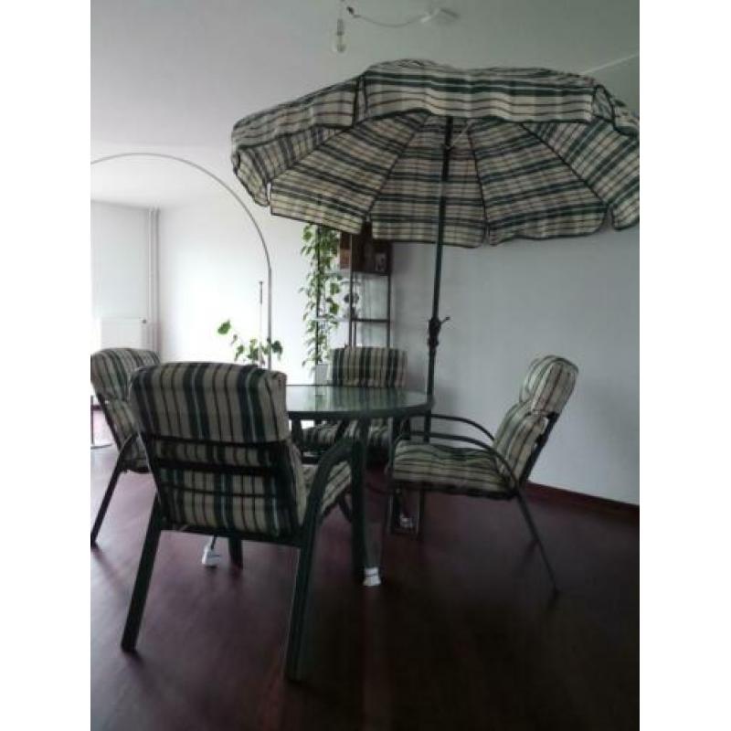 Complete tuinset met stoelen, ronde tafel, parasol, etc. igs