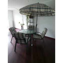 Complete tuinset met stoelen, ronde tafel, parasol, etc. igs