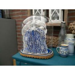 antieke stolp met decoratie van lieve vrouw van vlaanderen