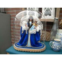 antieke stolp met decoratie van lieve vrouw van vlaanderen