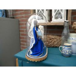 antieke stolp met decoratie van lieve vrouw van vlaanderen